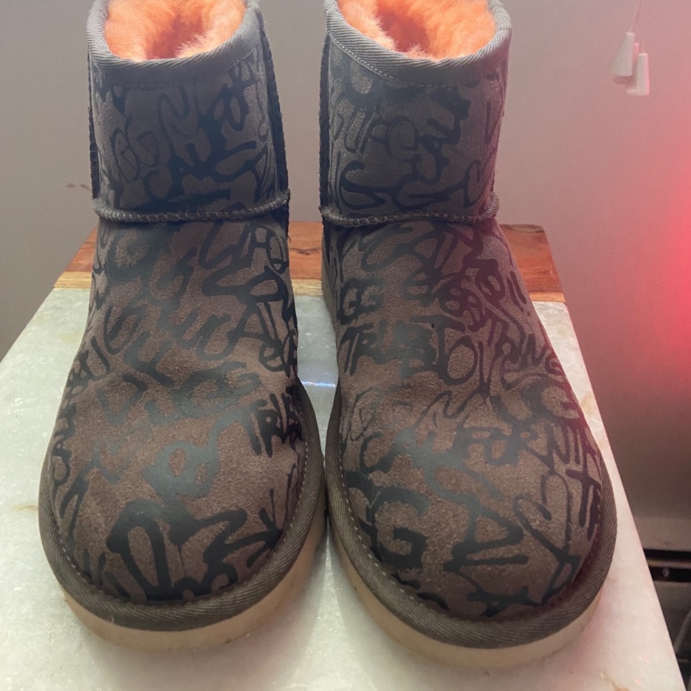 UGGS - Picture 6 of 6